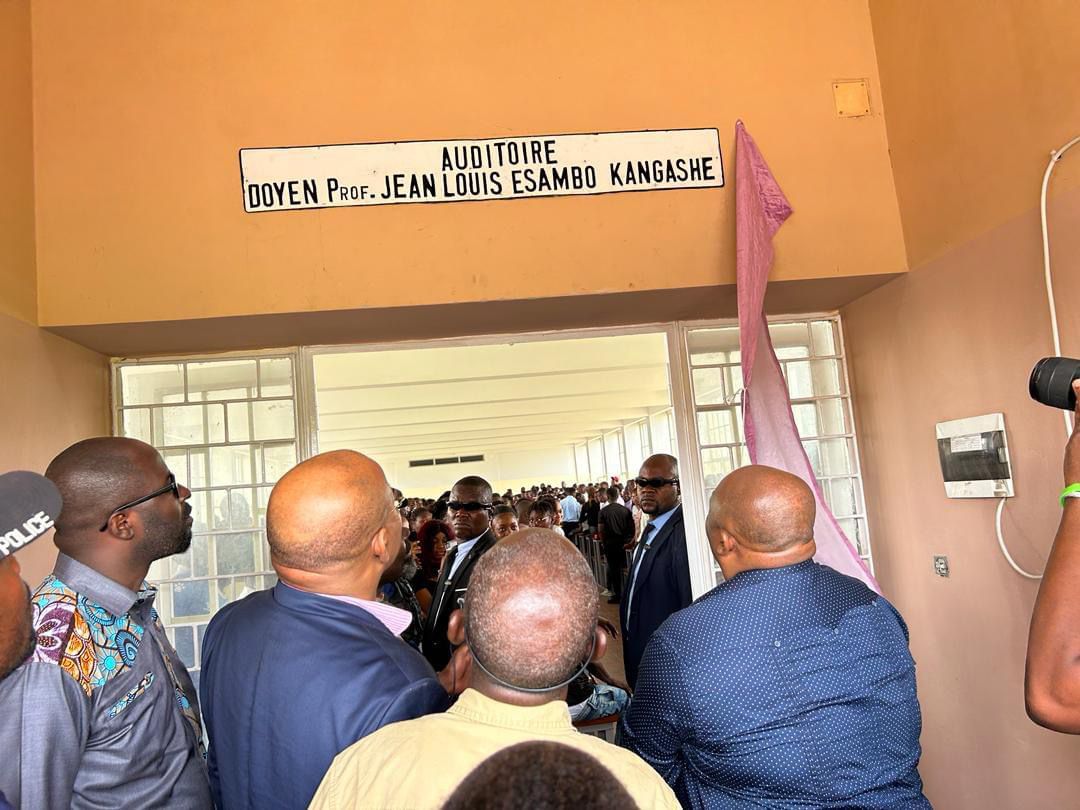 Le Doyen Esambo Kangashe inaugure deux auditoires rénovés de la faculté de droit