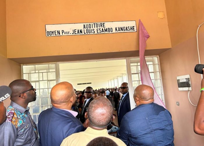 Le Doyen Esambo Kangashe inaugure deux auditoires rénovés de la faculté de droit